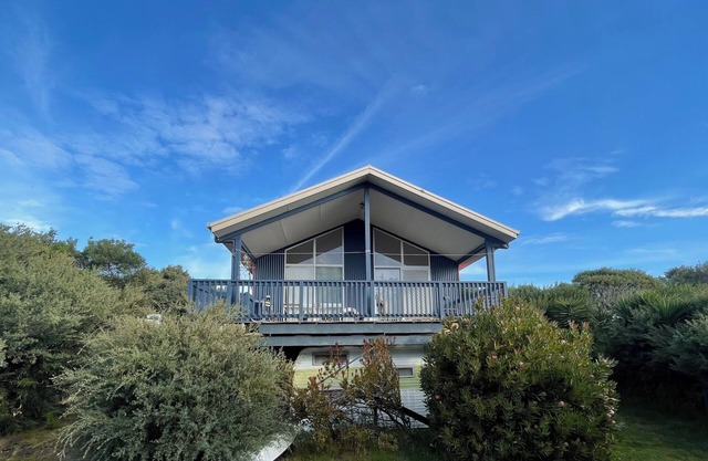Private, bright, colourful; near beach 4; pets welcome.