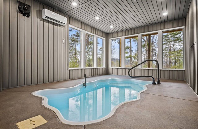 NEW CABIN w/ Indoor Pool, Game Room & Hot Tub