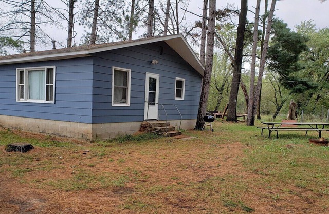 Cabine privée nichée dans les pins et à quelques pas de la rivière Wisconsin sur 72 acres