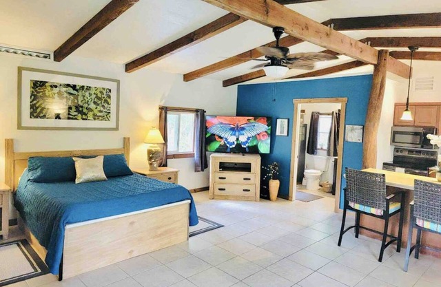 COMFY GETAWAY AVEC HOT TUB PROCHE DES ATTRACTIONS DE ZONE ET ACCÈS À L'OCEAN