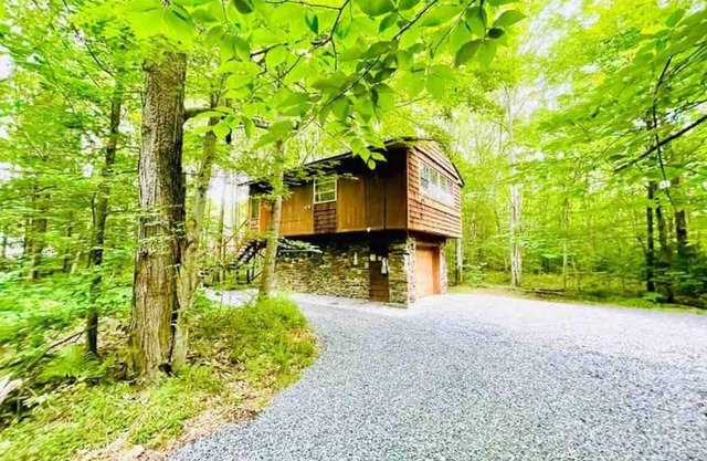 Private Cabin/Treehouse in the Poconos
