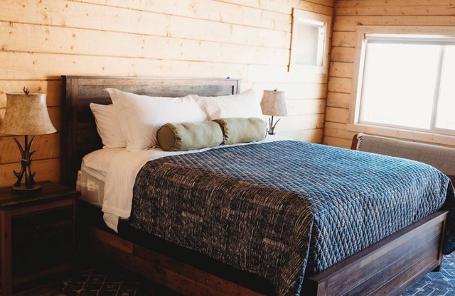Private cabins near Goblin Valley State Park. Pet-Friendly!