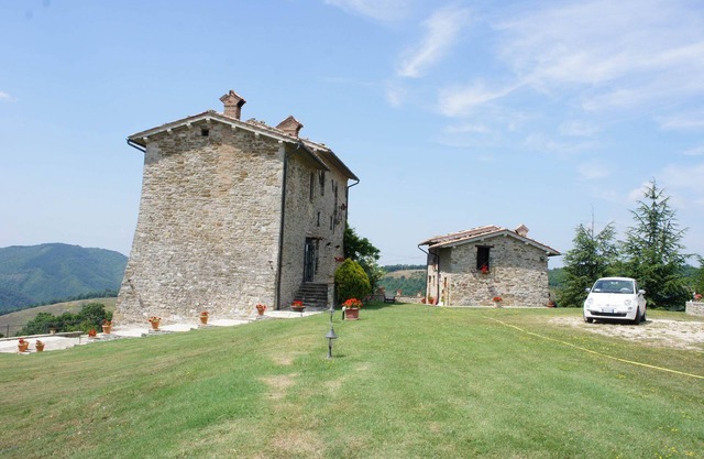 Chateau Prive' Gubbio Perugia Ombrie, 8 personnes, jacuzzi, jardins, bbq terrace