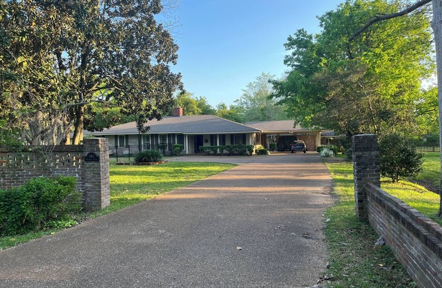Private Clarksdale Retreat w/Pool, Sauna & Guest Cottage – Sleeps 16