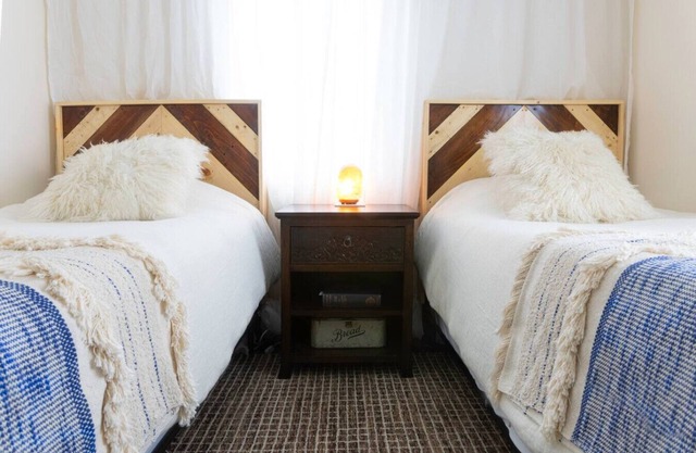 Private Classy 2nd Flr 3 Bed Apt Near Downtown