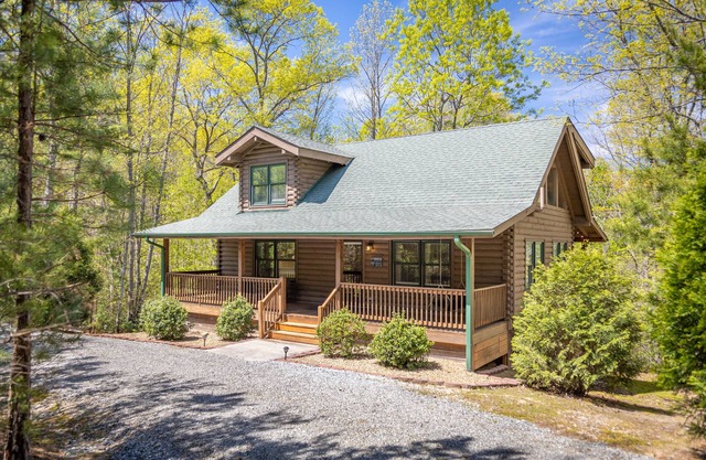 Cabine fermée privée avec foyer extérieur niché dans les contreforts des Blue Ridge Mtns.