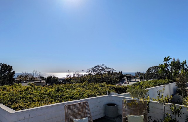 Private Coastal Cottage: Ocean Views, Walk to Beach, Hotel-Resort Amenities