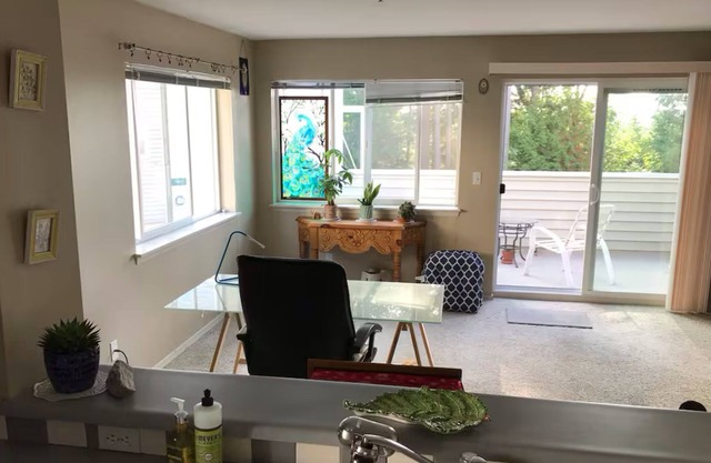 Chic 1-bedroom apartment with fitness room, AC in adorable Bellevue