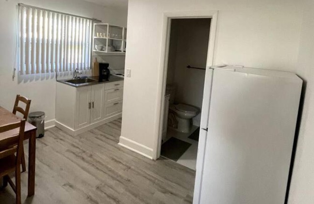 private condo, 2 bed, free parking and Wi-Fi, Plus