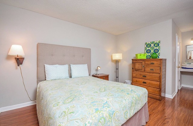 Private condo close to Emory Atlanta Stone Mt condo with WiFi, AC in cool Tucker