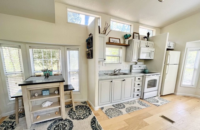 Private Cottage next to Hunting Island State Park and 5 min from the beach