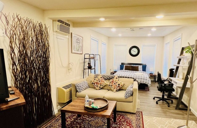 Private Cottage, 5 mins to Groceries & Alderwood mall!