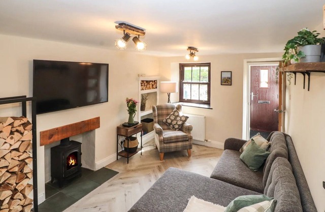 Private Cottage - Dogs Welcome - 1 Minute Walk to Local Pub