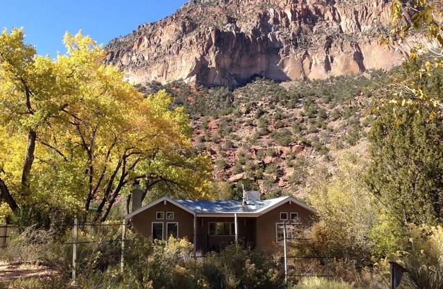 Chalet privé situé sur la rivière Jemez et à proximité de la ville.