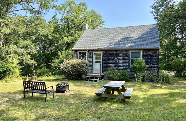 Private cottage nestled in center of island, access to Lambert's Cove beach