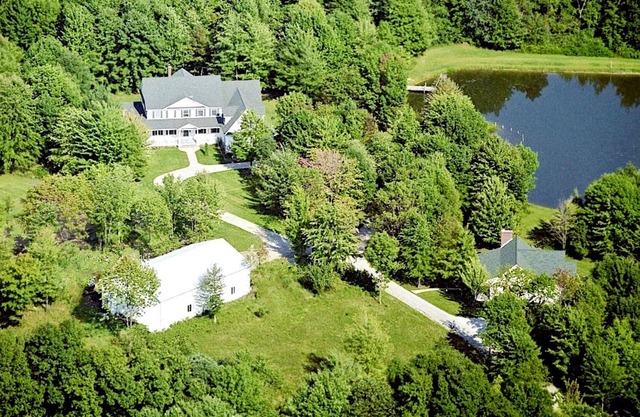 Private Cottage on Bear Creek 100 acre Farm- hiking ,covered bridges,wineries