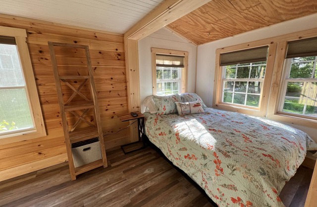 Private cottage on Swanlake