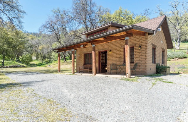 Private cottage with Kitchenette: Your Romantic Hideaway near Yosemite