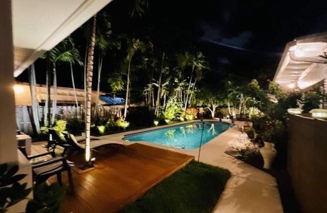 Private cottage with pool view and close to the beach