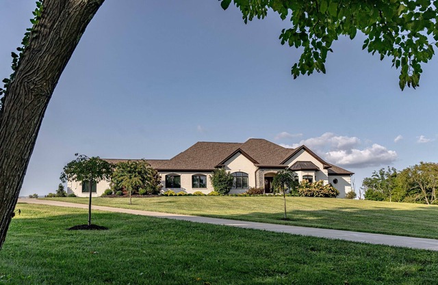 Private Country Oasis with trees, outdoor kitchen, heated pool/Hottub