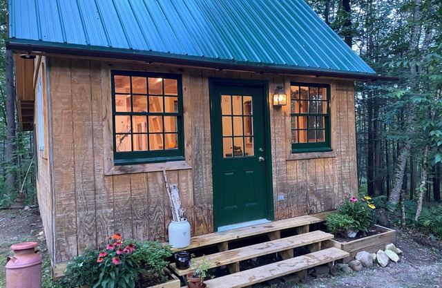 Private, cozy, and charming cabin just minutes from town.