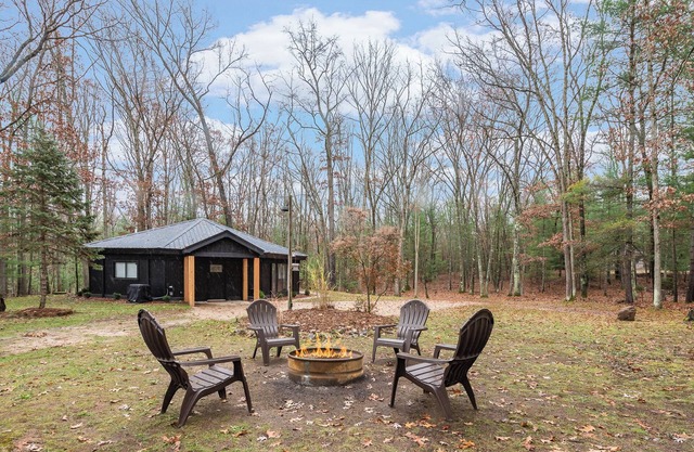 Private Cozy Cabin in the woods minutes from Baldwin with WiFi, AC and Hot Tub