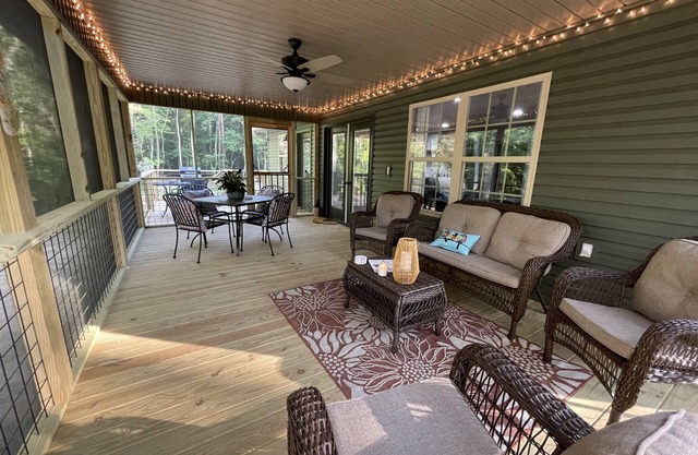 Private Creek and walking distance to downtown Mentone!