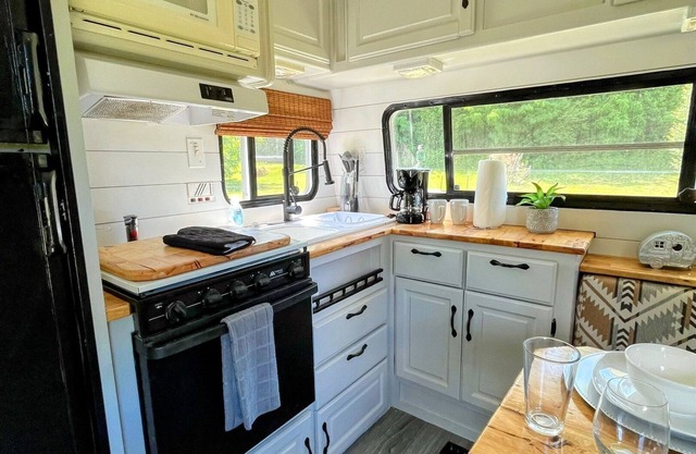 Private Creekside Camper | 30 min to Gatlinburg