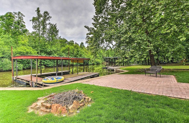 Cabine Waterfront Hot Springs avec pont et quai privé