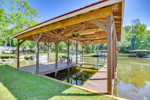 Private Dock Pet-Friendly Home on Lake Sinclair