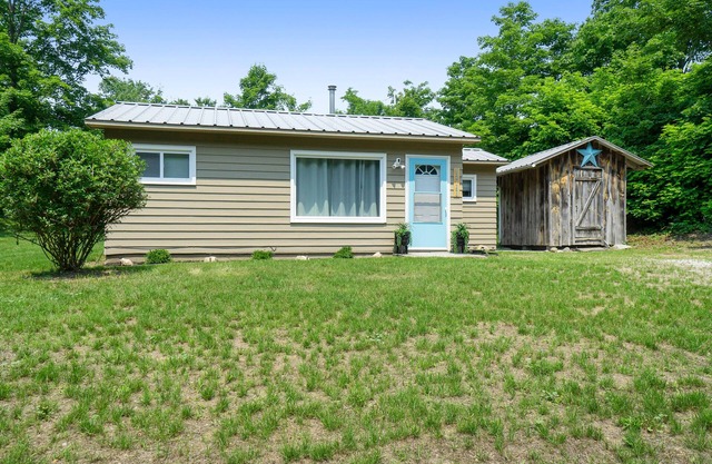Private dog-friendly hideaway w/ Free WiFi & firepit - close to Crystal Mountain