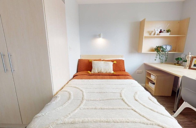 Private Ensuite in Stylish Apartment at Pavilions