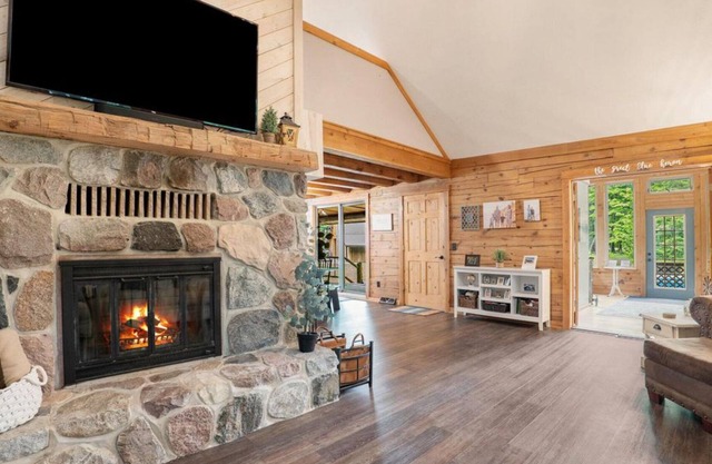 Private escape: log cabin with hot tub on 4 private acres