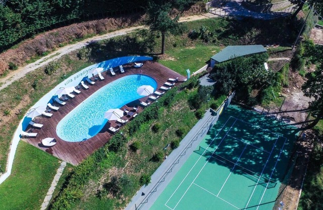 Domaine privé avec piscine, court de tennis et parc avec vue dégagée sur la vallée.