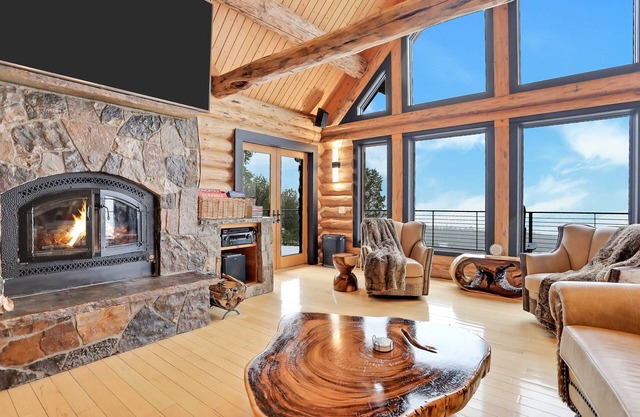 Private Estate on 10 acres w/pond & panoramic views | Hot Tub | Sauna
