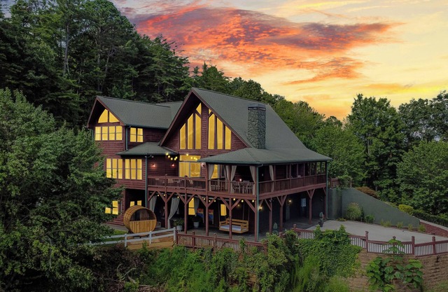 Private estate w/hot tub, sauna, game room, theater, pickleball & epic views