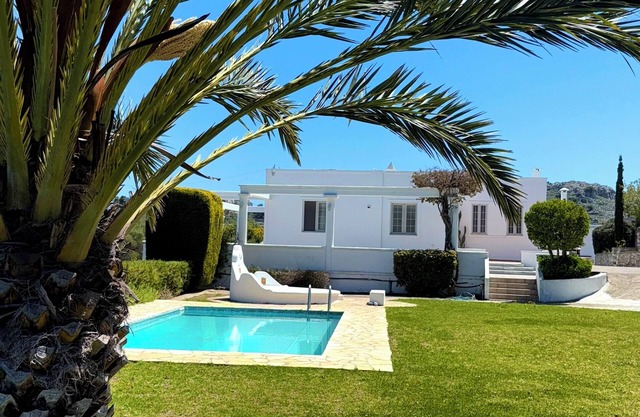Villa avec piscine privée, endroit calme, grand jardin, parking, à 3 km de la plage