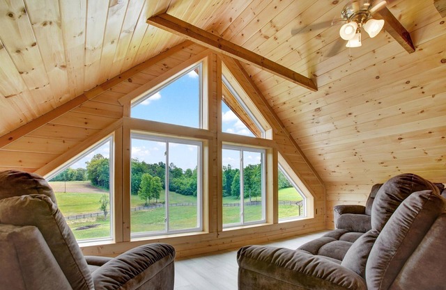 Private Farm Setting w/ 7-bedroom cabin & pond, Plus 3 acres of yard space