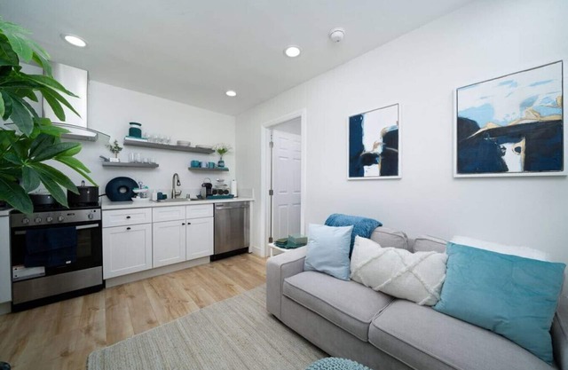 Private Fenced 1 BD Guest House w/ Parking + W/D
