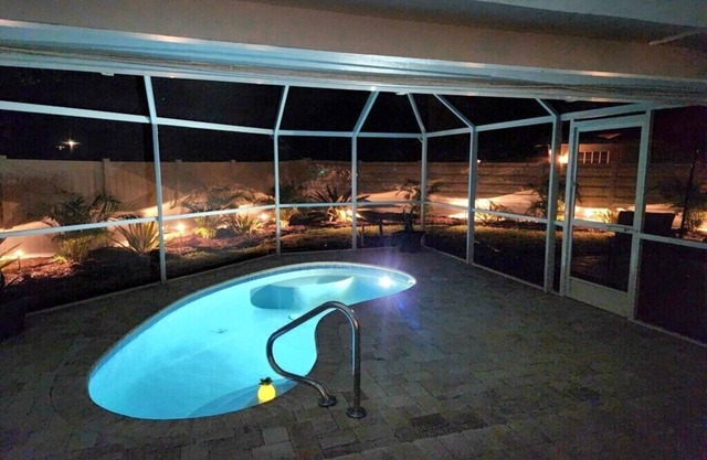 Private fenced 2/2 open plan with heated pool in Gulf Gate 2 mi to Siesta Key!