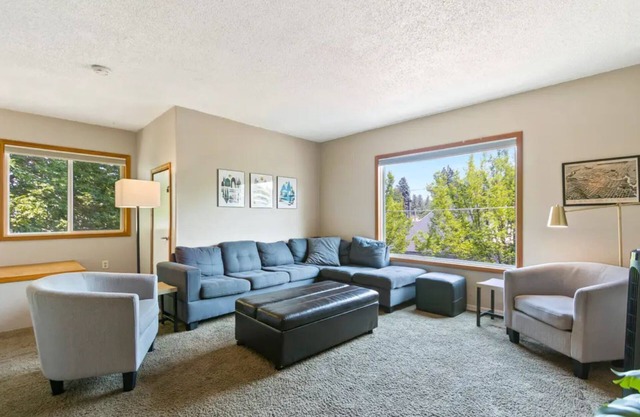 Appartement privé à l'étage supérieur de 2 chambres @ 13th & Grand