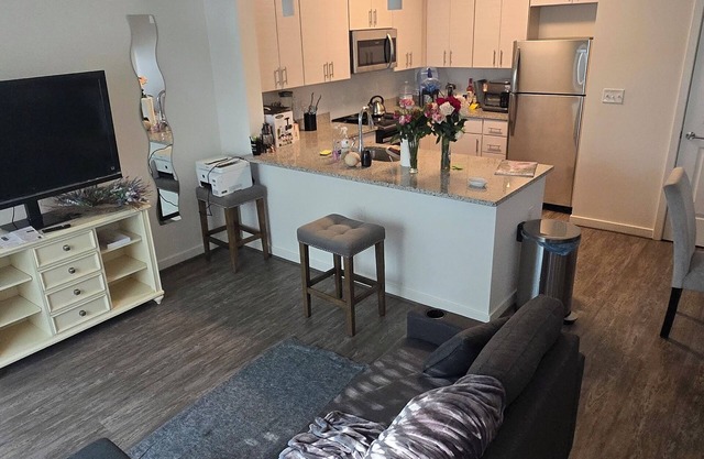 Private Furnished Room w/ Parking near Downtown