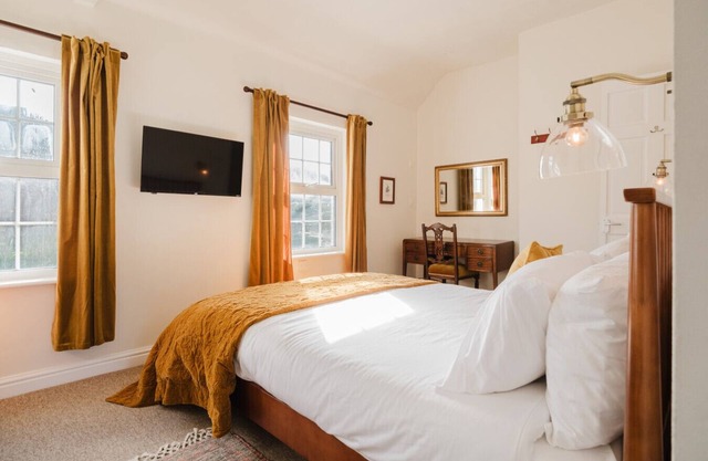 Idyllic Foodie Retreat above The Silks Pub!