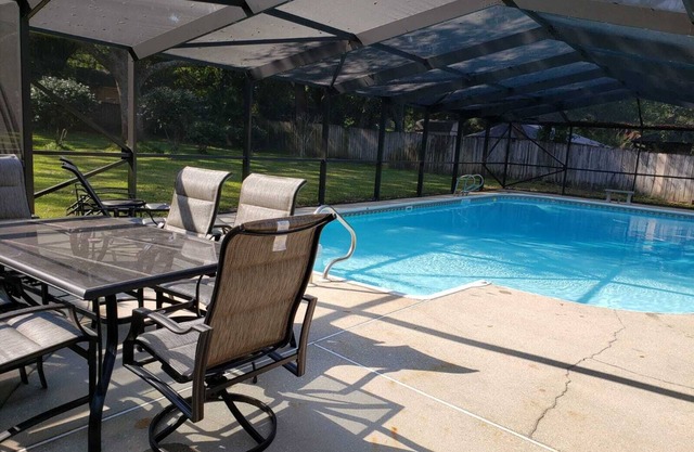 Escapade privée avec piscine blindée, cuisine haut de gamme et grande cour privée clôturée