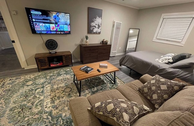 Private Guest House, Quick City Access!