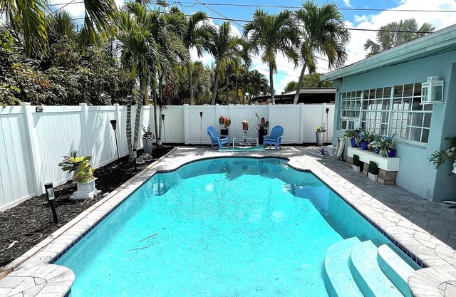 Guest suite with private entrance and pool 5-10 min to beaches and Wilton Drive