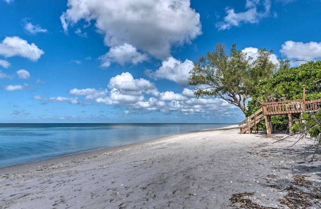 Private Gulf Beach-4 BRs- Luxury Cottage, Pet Friendly-Kayaks & SUPs-Grill