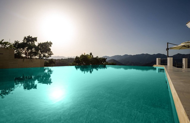 Piscine privée à débordement chauffée et des vues à couper le souffle
