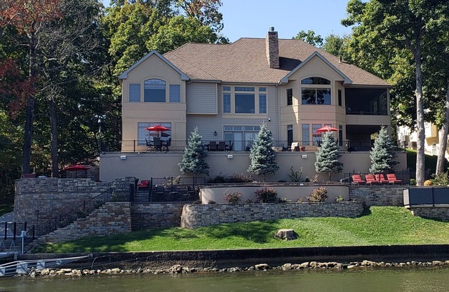 Maison de 7 chambres avec bain à remous, salle de jeux et patio au bord du lac