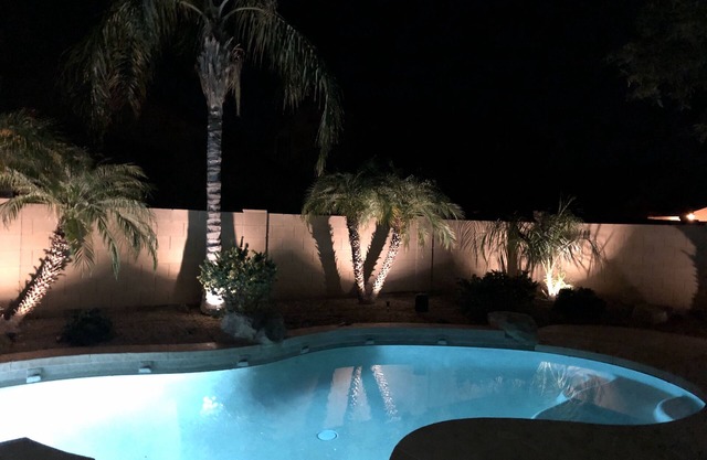 Piscine privée chauffée et spa! 4 ch, 2 sdb belle et spacieuse maison!